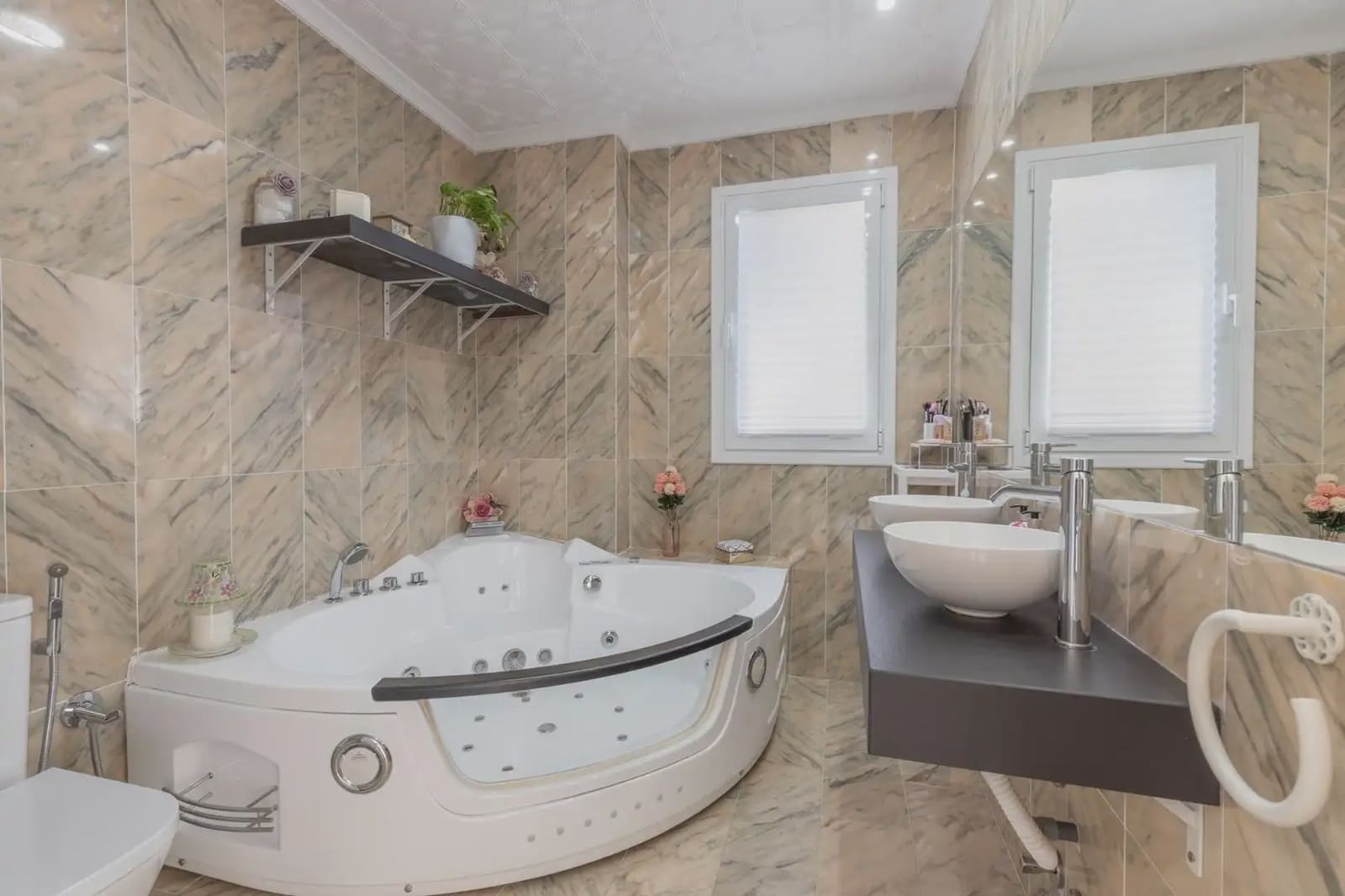 Villa/Maison à vendre à Gojar avec piscine garage - 520 000 € (Ref: 9837314)