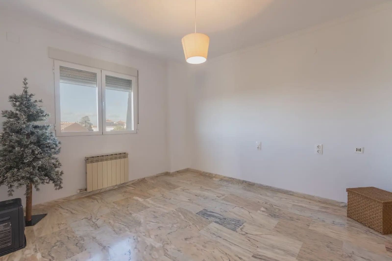 Villa/Maison à vendre à Gojar avec piscine garage - 520 000 € (Ref: 9837314)
