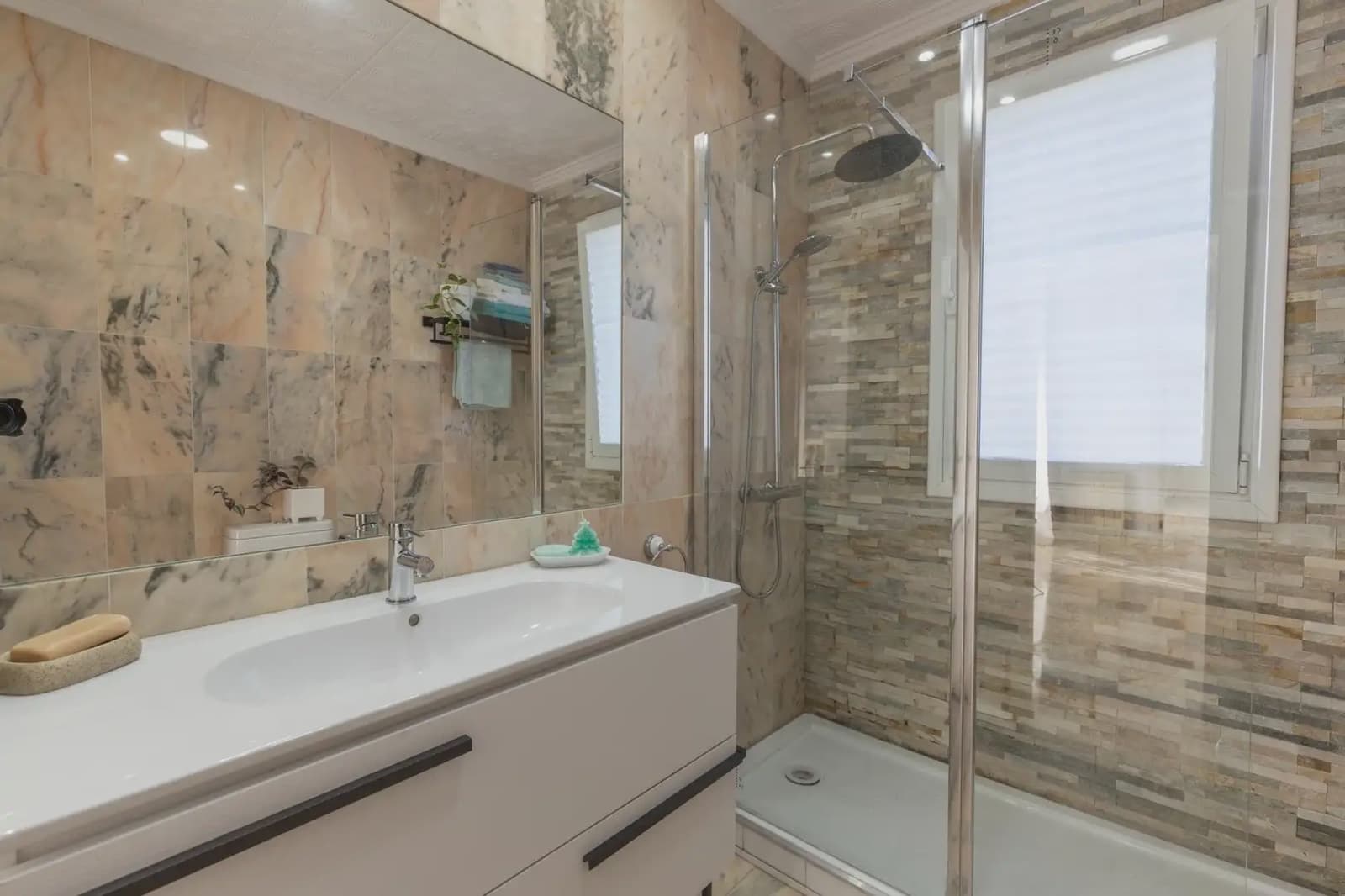 Villa/Maison à vendre à Gojar avec piscine garage - 520 000 € (Ref: 9837314)