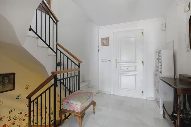 Rekkehus til salgs i Carretera de la Sierra, Granada by med svømmebasseng garasje - € 449 900 (Ref: 9837315)