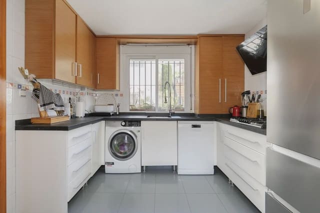 Rekkehus til salgs i Carretera de la Sierra, Granada by med svømmebasseng garasje - € 449 900 (Ref: 9837315)