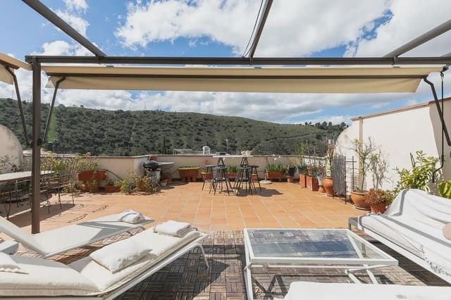 Rekkehus til salgs i Carretera de la Sierra, Granada by med svømmebasseng garasje - € 449 900 (Ref: 9837315)