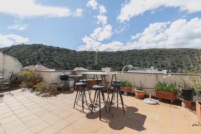 Rekkehus til salgs i Carretera de la Sierra, Granada by med svømmebasseng garasje - € 449 900 (Ref: 9837315)