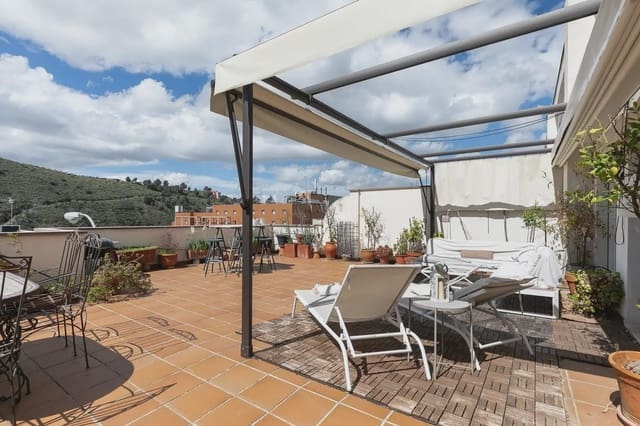 Rekkehus til salgs i Carretera de la Sierra, Granada by med svømmebasseng garasje - € 449 900 (Ref: 9837315)