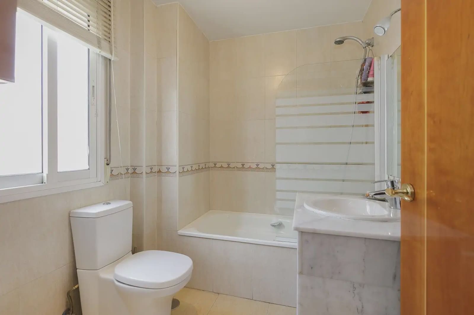 Rekkehus til salgs i Granada by med svømmebasseng garasje - € 449 900 (Ref: 9837315)