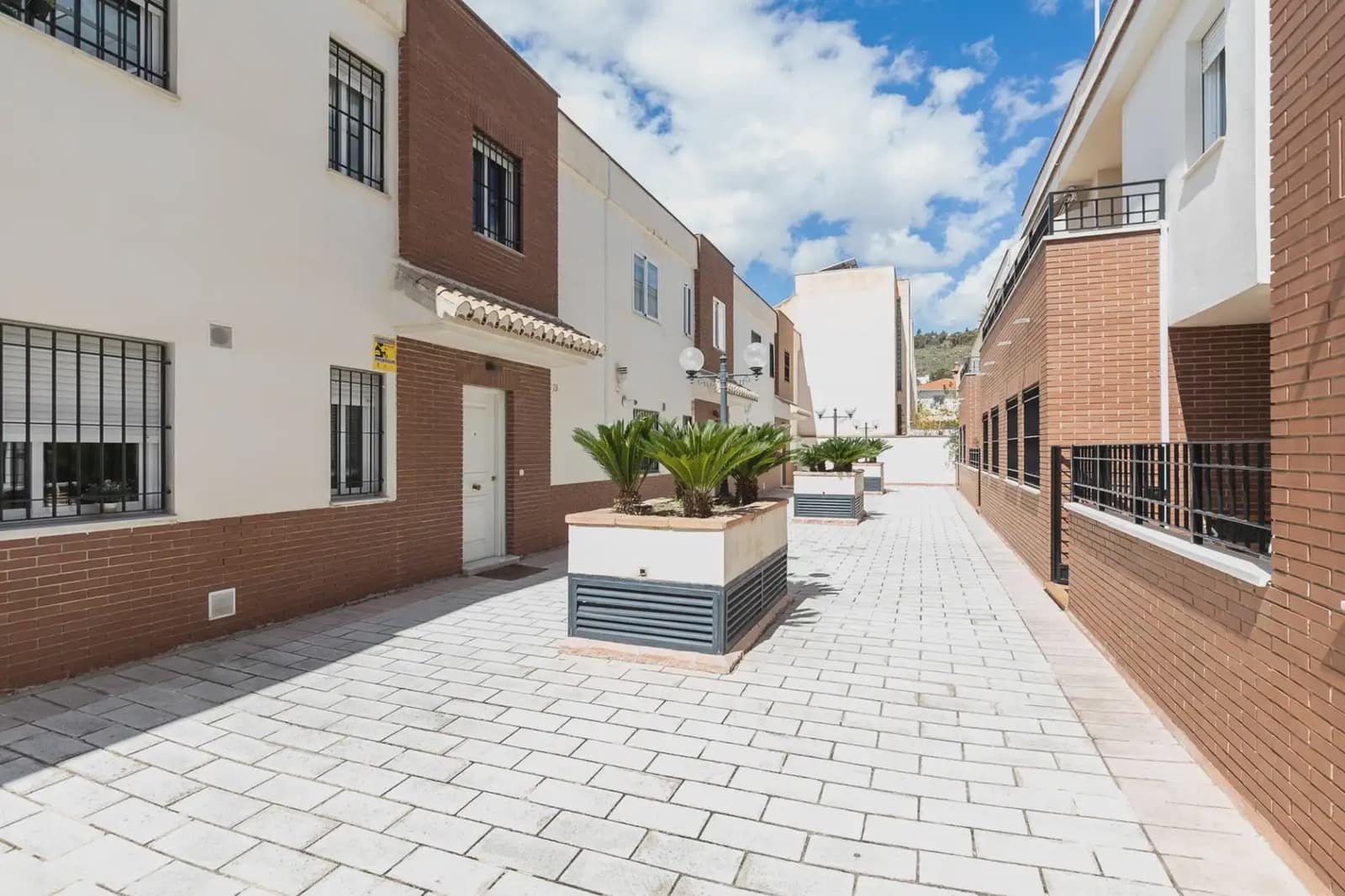 Rekkehus til salgs i Granada by med svømmebasseng garasje - € 449 900 (Ref: 9837315)