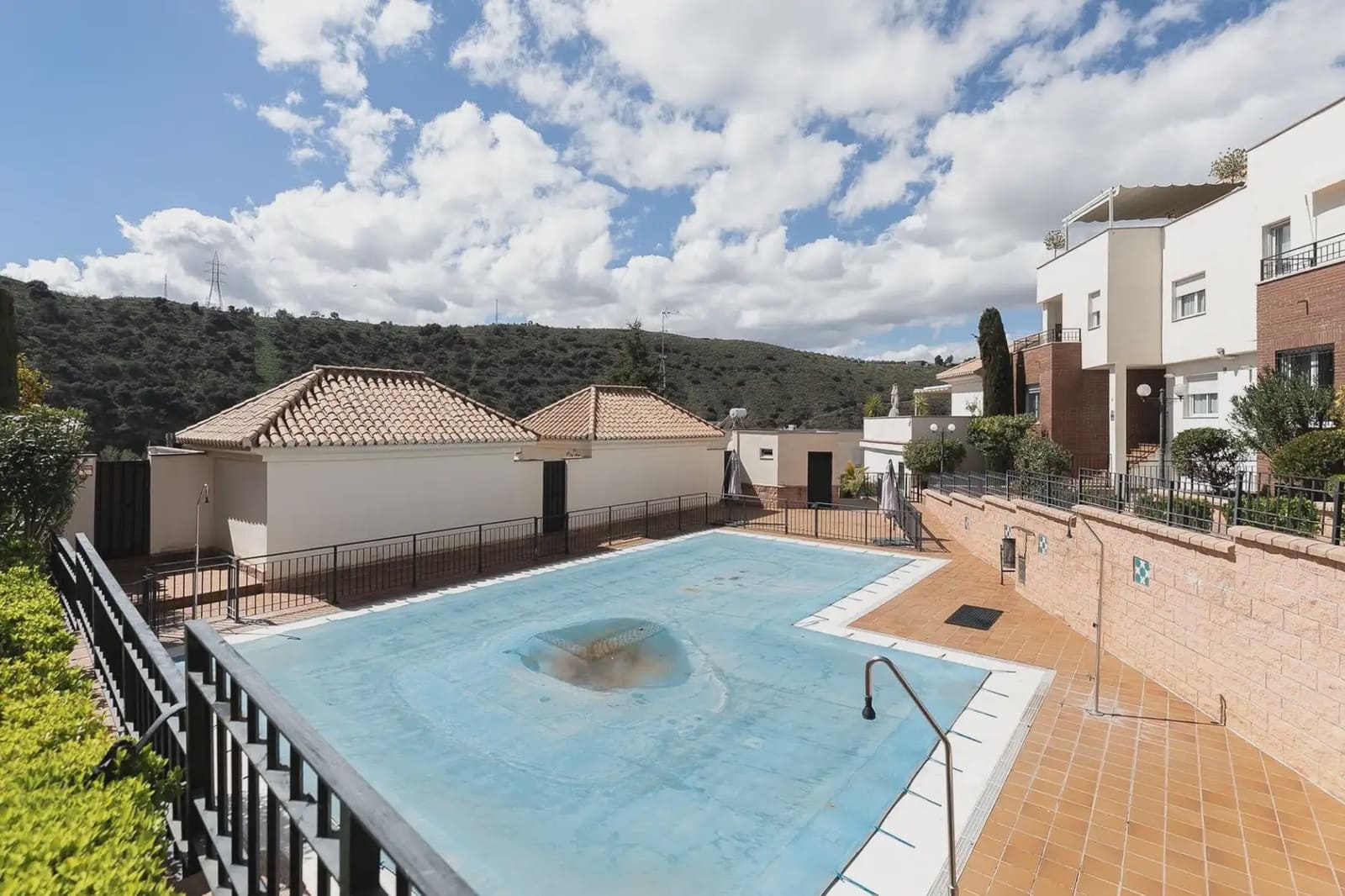 Rekkehus til salgs i Granada by med svømmebasseng garasje - € 449 900 (Ref: 9837315)