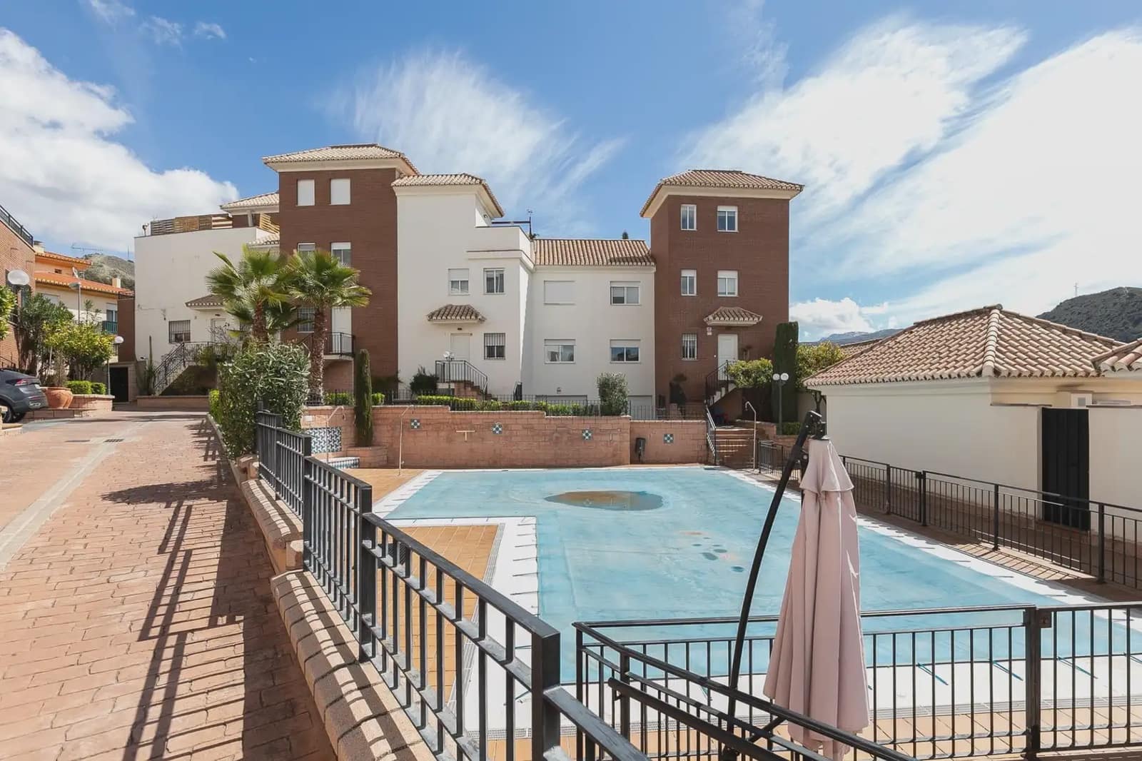 Rekkehus til salgs i Granada by med svømmebasseng garasje - € 449 900 (Ref: 9837315)