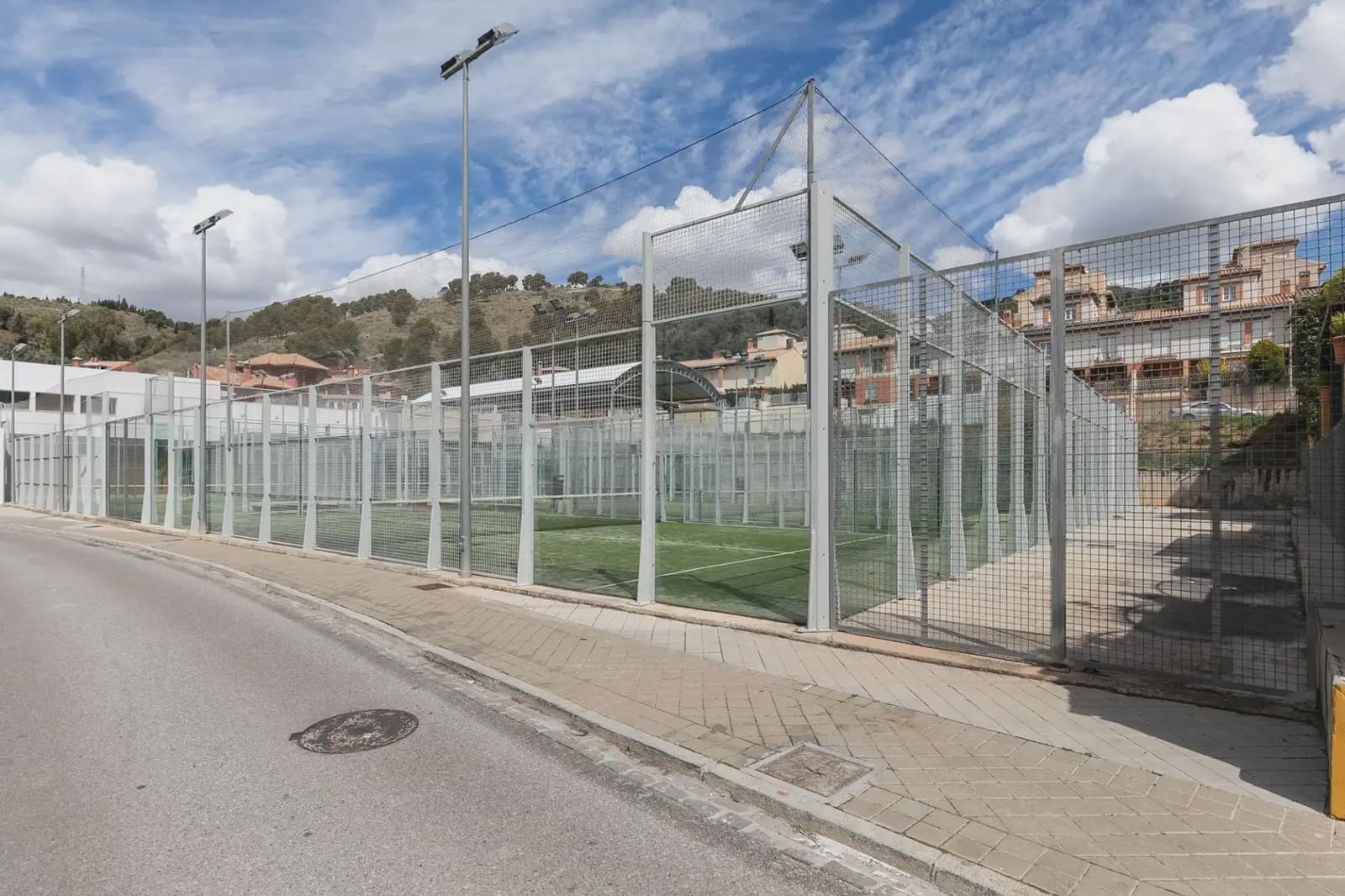 Rekkehus til salgs i Granada by med svømmebasseng garasje - € 449 900 (Ref: 9837315)