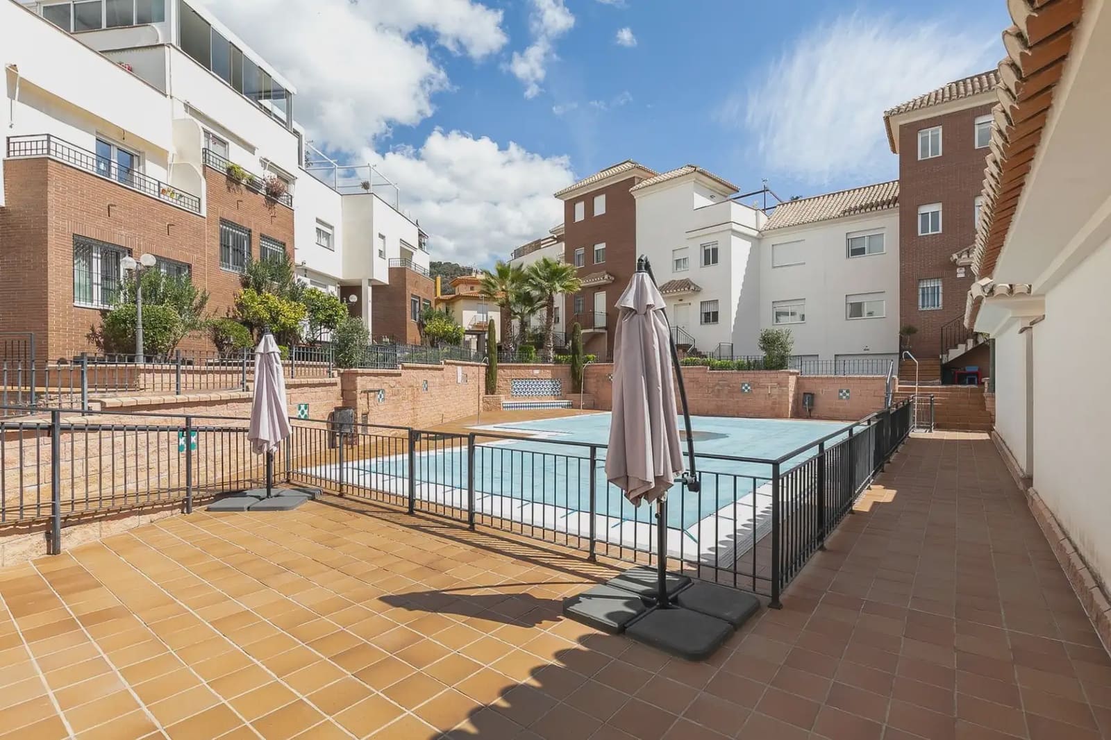 Rekkehus til salgs i Granada by med svømmebasseng garasje - € 449 900 (Ref: 9837315)