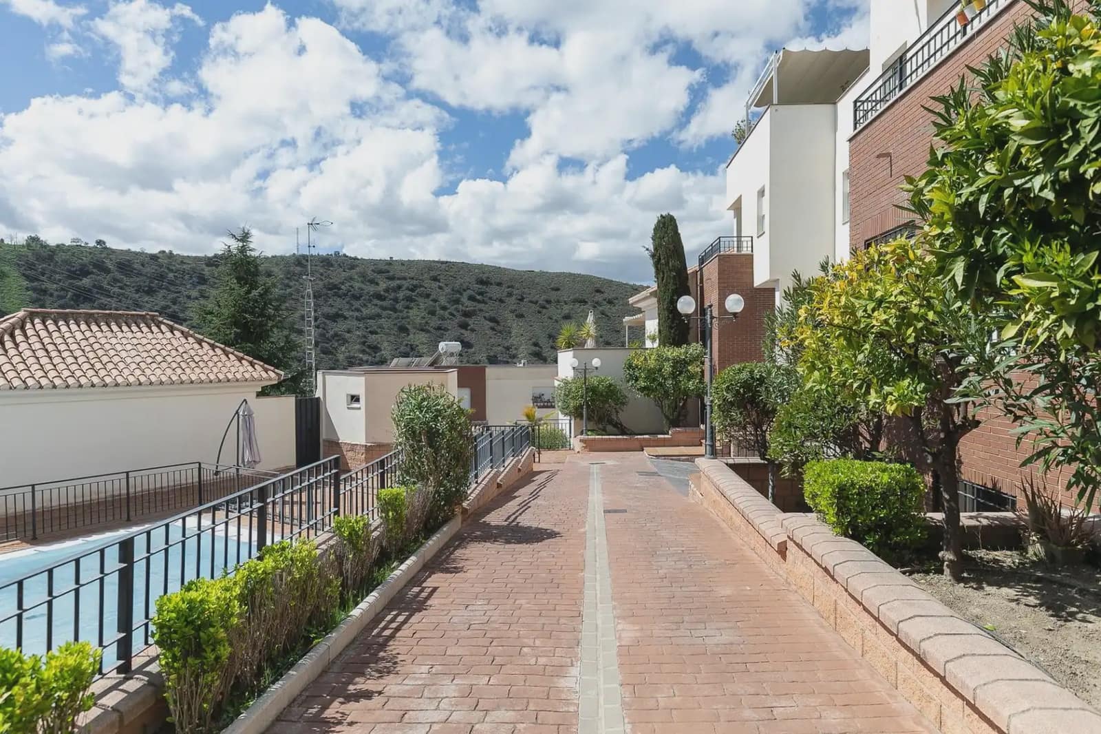 Rekkehus til salgs i Granada by med svømmebasseng garasje - € 449 900 (Ref: 9837315)