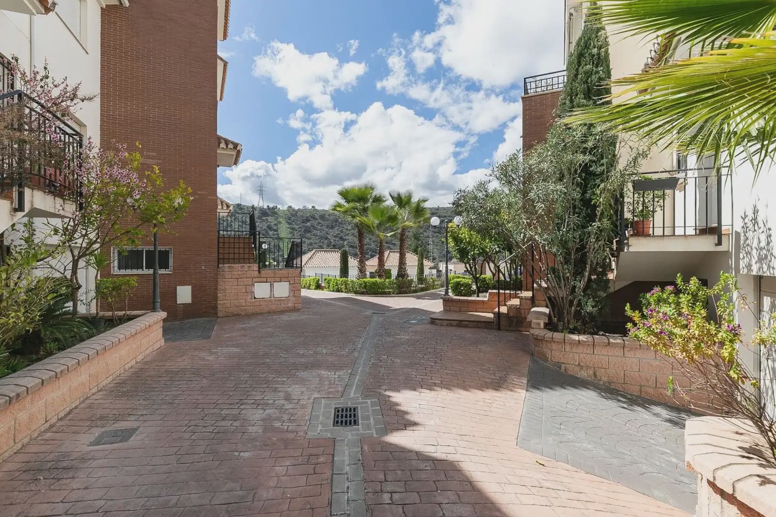 Rekkehus til salgs i Granada by med svømmebasseng garasje - € 449 900 (Ref: 9837315)