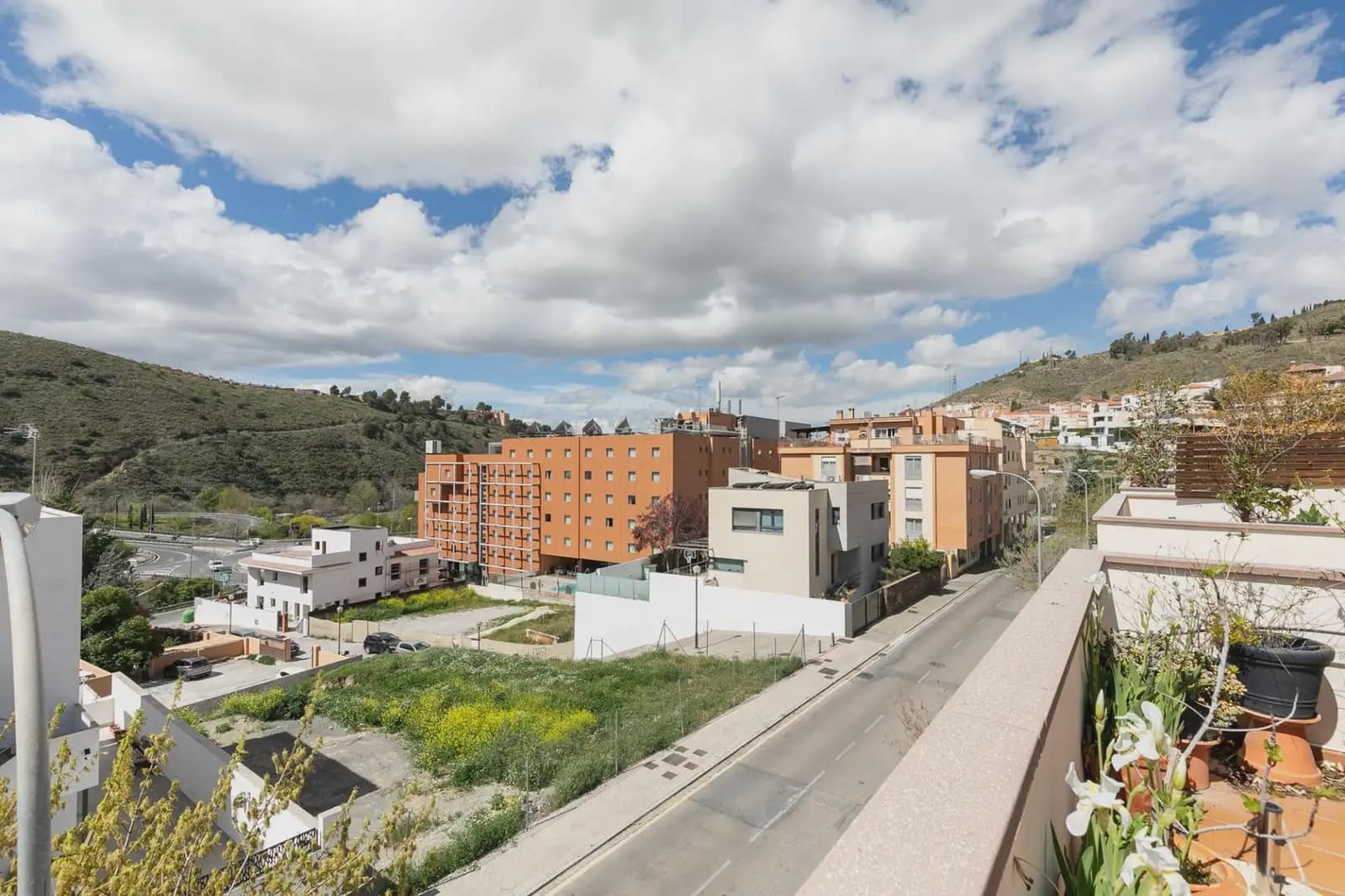 Rekkehus til salgs i Granada by med svømmebasseng garasje - € 449 900 (Ref: 9837315)