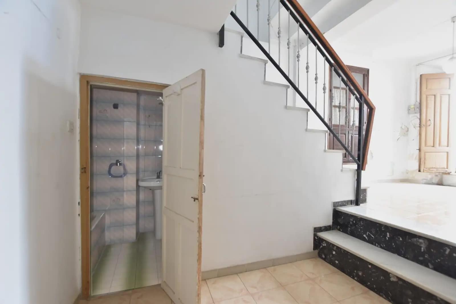 Townhouse for sale in Lanjaron - € 59,000 (Ref: 9837319)