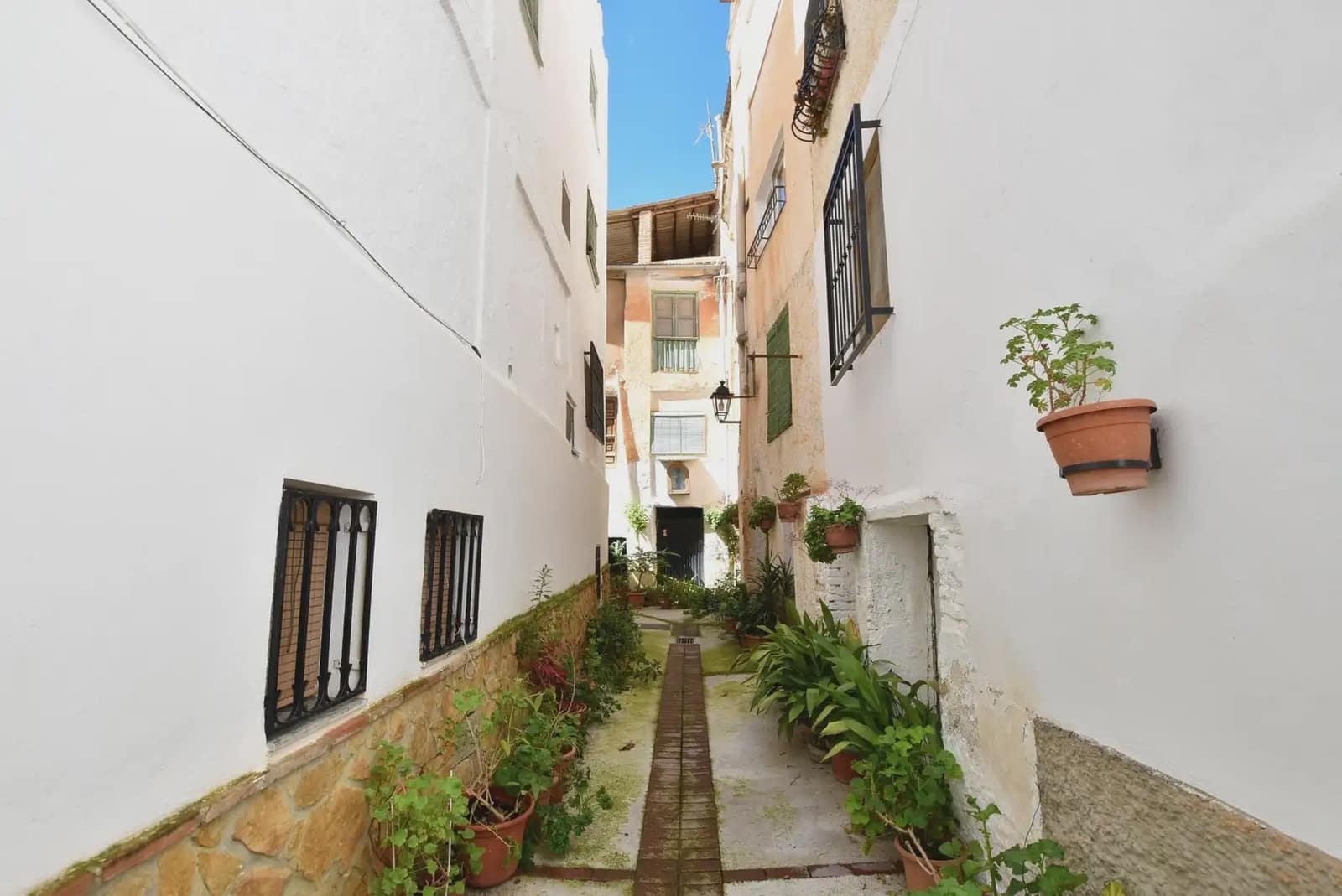 Townhouse for sale in Lanjaron - € 59,000 (Ref: 9837319)
