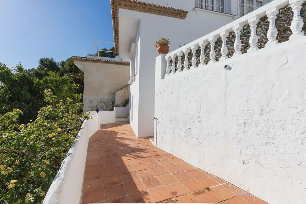Villa for sale in Almunecar with garage - € 595,900 (Ref: 9837323)