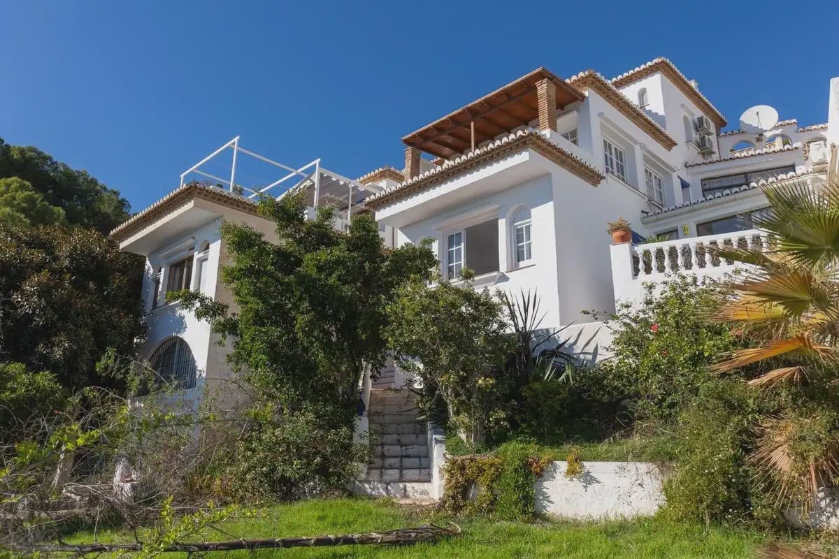 Villa for sale in Almunecar with garage - € 595,900 (Ref: 9837323)