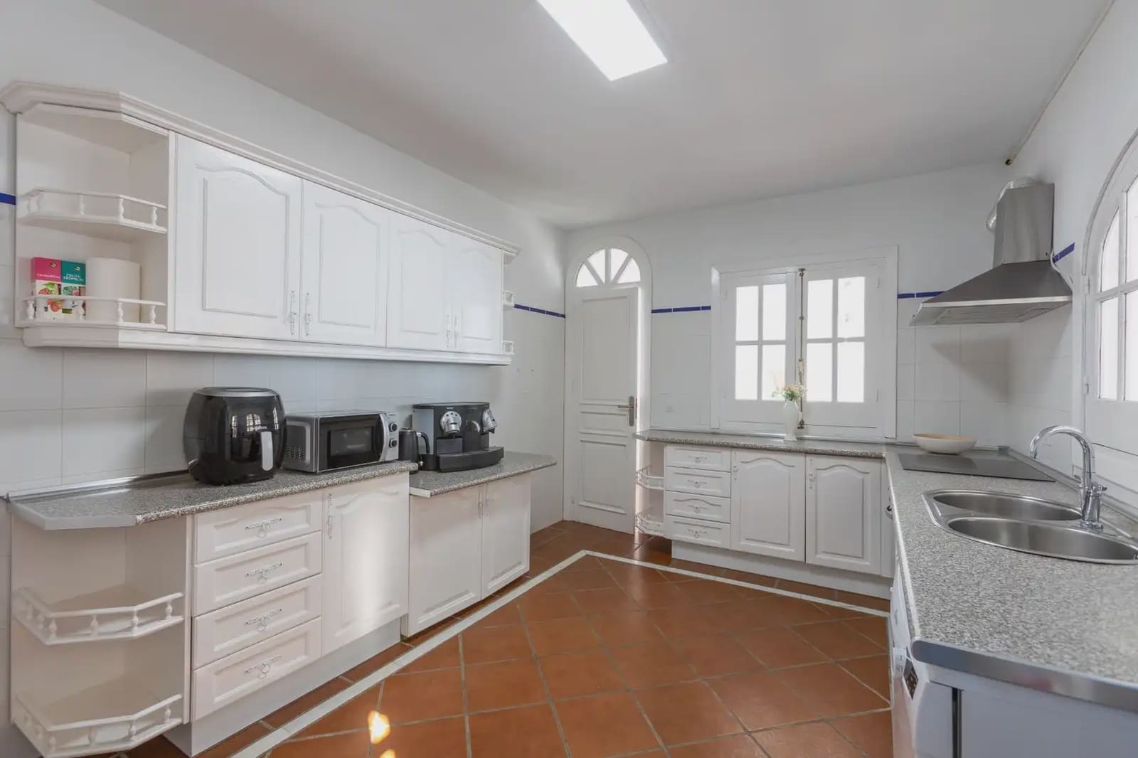 Villa for sale in Almunecar with garage - € 595,900 (Ref: 9837323)