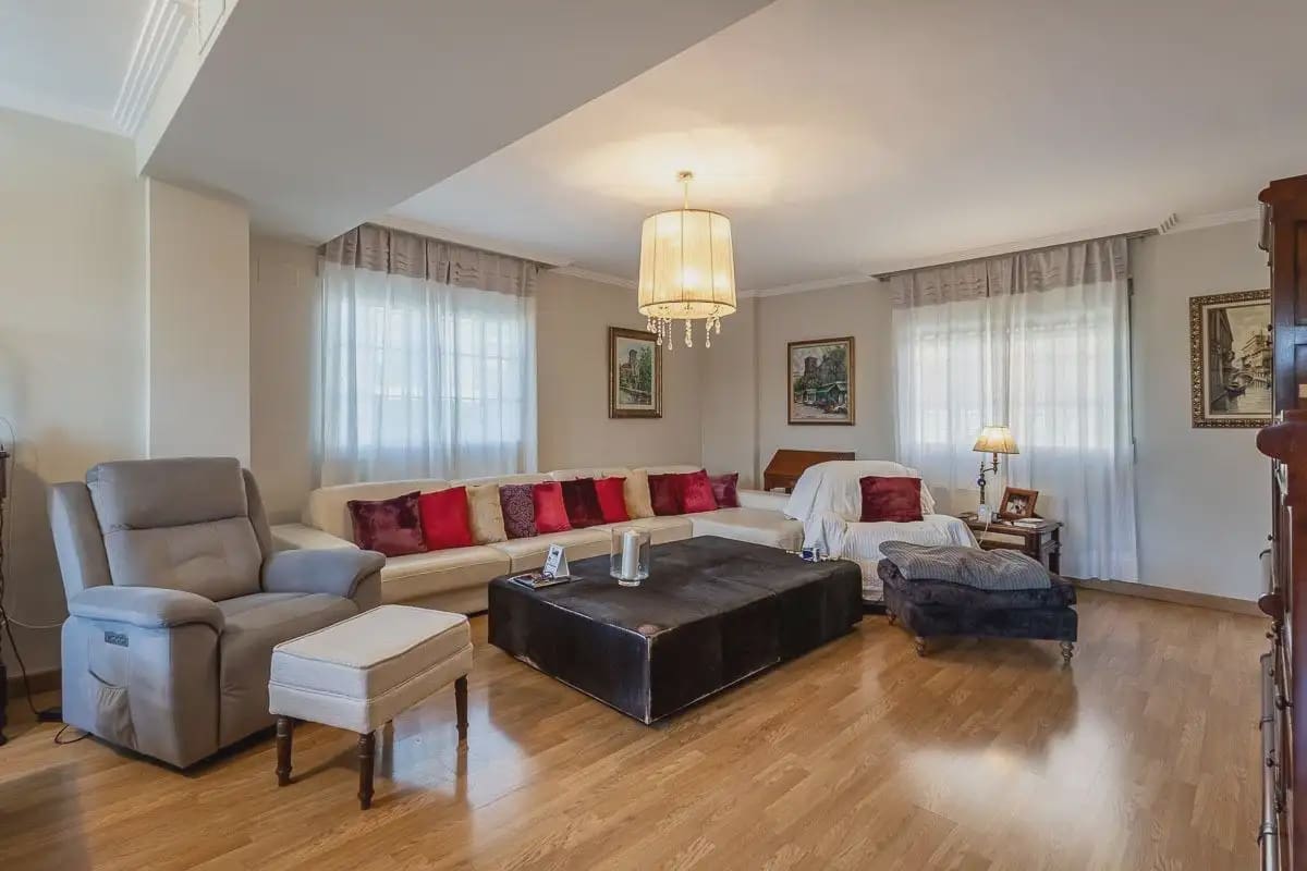 Halfvrijstaande villa te koop in Huetor Vega met zwembad garage - € 595.000 (Ref: 9837328)