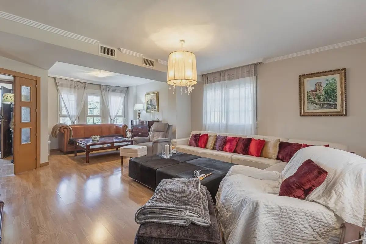 Halfvrijstaande villa te koop in Huetor Vega met zwembad garage - € 595.000 (Ref: 9837328)
