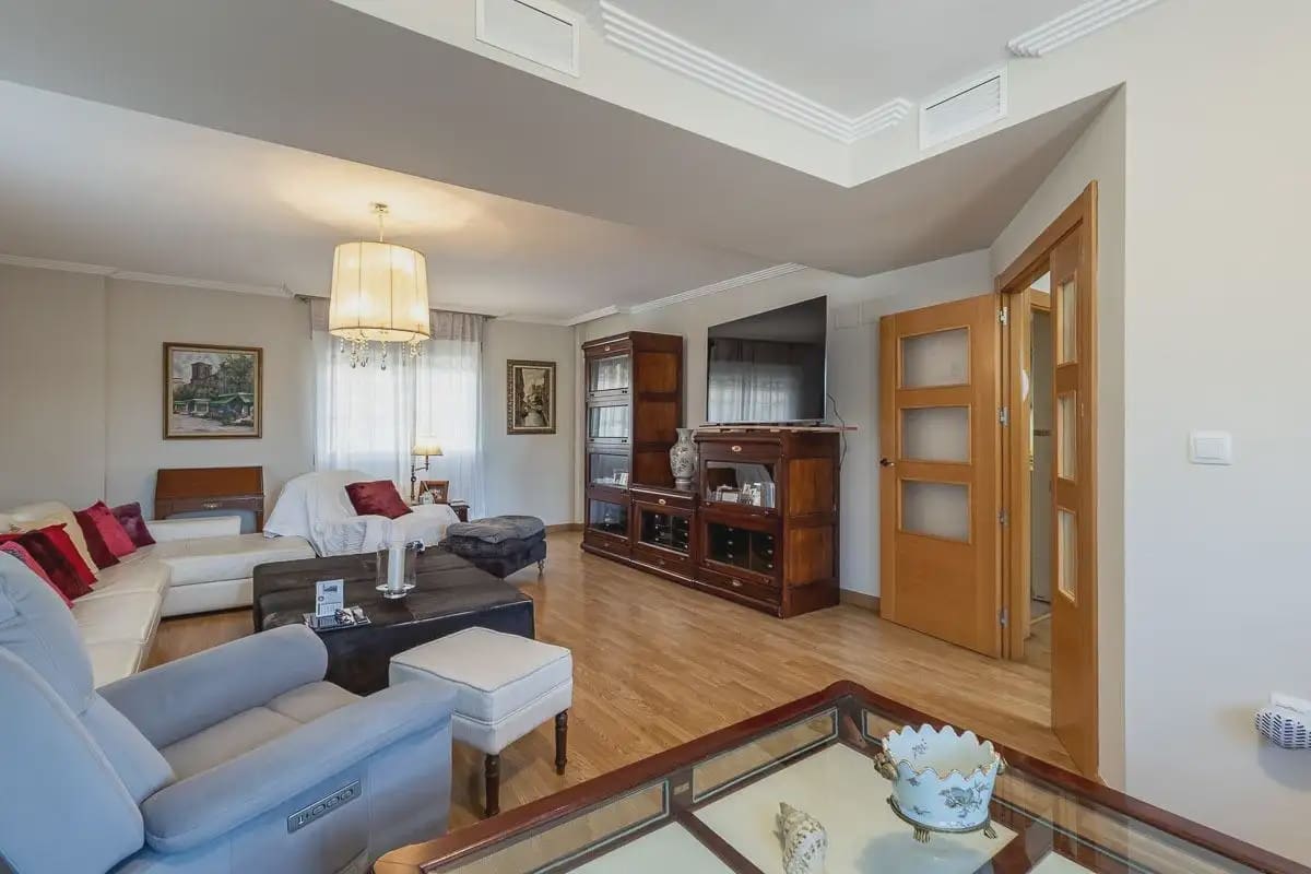Halfvrijstaande villa te koop in Huetor Vega met zwembad garage - € 595.000 (Ref: 9837328)