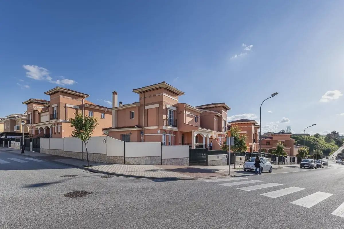 Halfvrijstaande villa te koop in Huetor Vega met zwembad garage - € 595.000 (Ref: 9837328)