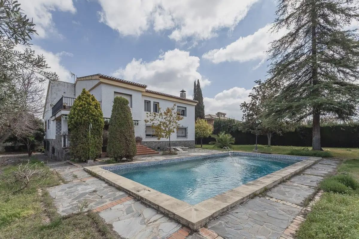 Villa te koop in Ogijares met zwembad garage - € 750.000 (Ref: 9837330)