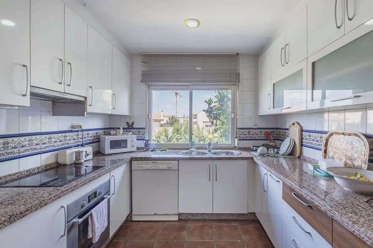 Villa te koop in Ogijares met zwembad garage - € 750.000 (Ref: 9837330)