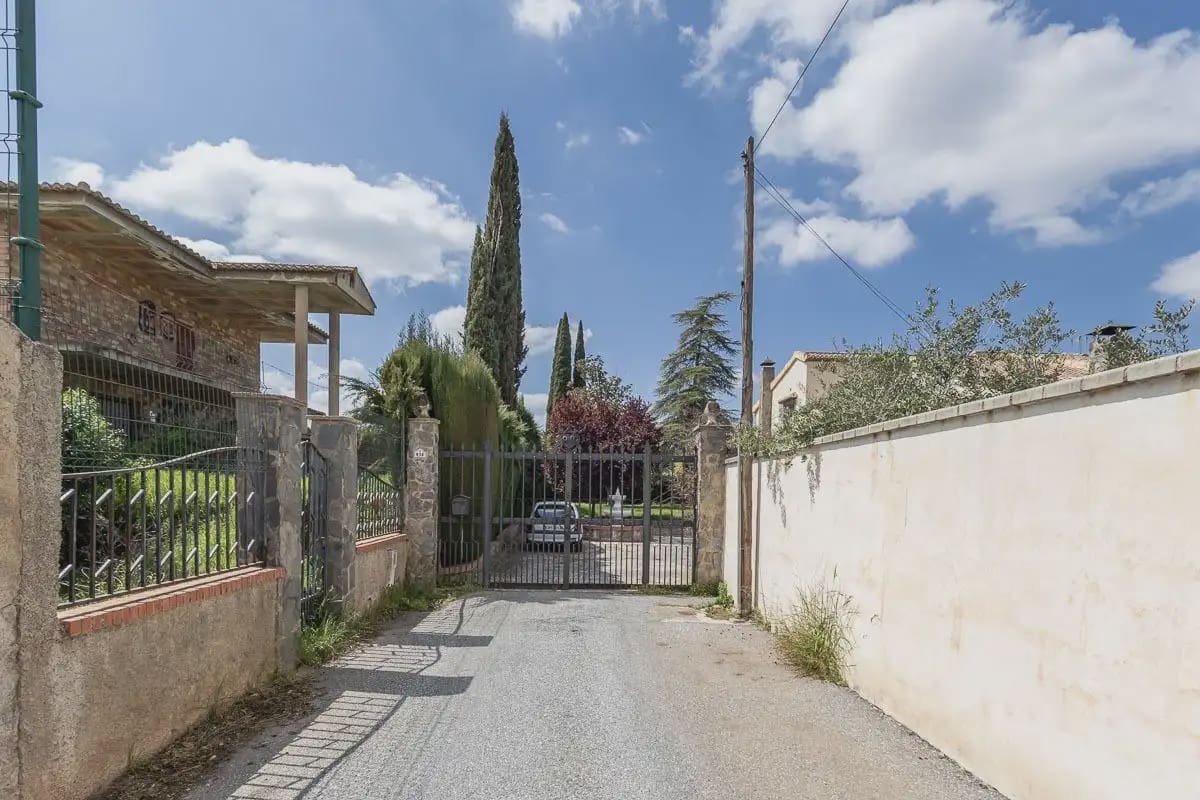 Villa te koop in Ogijares met zwembad garage - € 750.000 (Ref: 9837330)