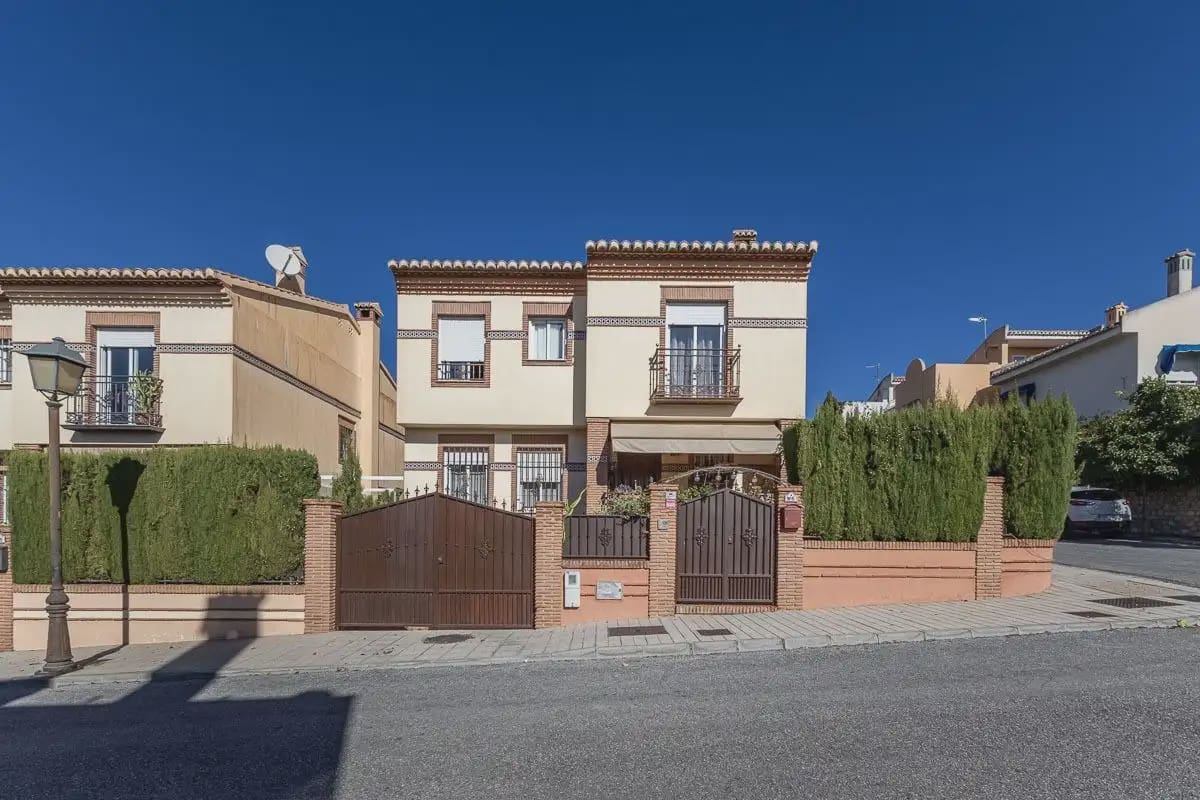 4 soverom Hus til salgs i Huetor Vega med garasje - € 398 000 (Ref: 9837340)