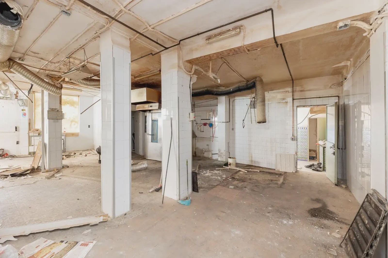 Gewerbe zu verkaufen in Granada Stadt - 444.000 € (Ref: 9837342)