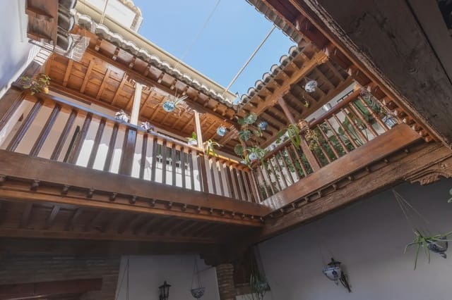 Hus til salgs i Albaicin, Granada by - € 625 000 (Ref: 9837347)