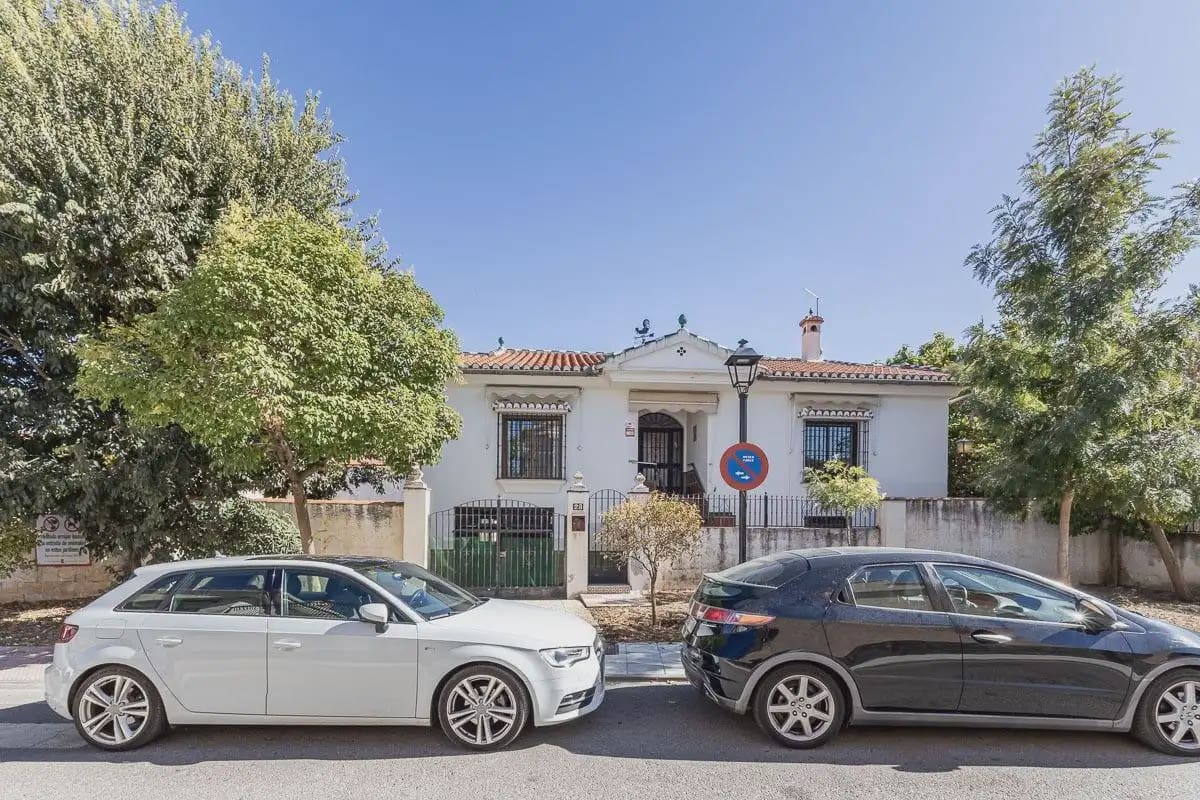 Villa for sale in Ogijares with garage - € 375,000 (Ref: 9837349)
