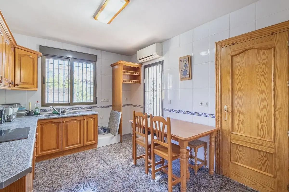 Villa for sale in Ogijares with garage - € 375,000 (Ref: 9837349)