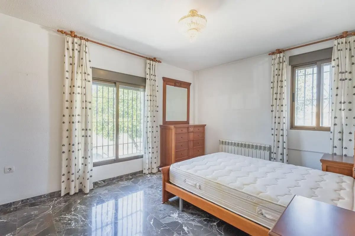 Villa for sale in Ogijares with garage - € 375,000 (Ref: 9837349)