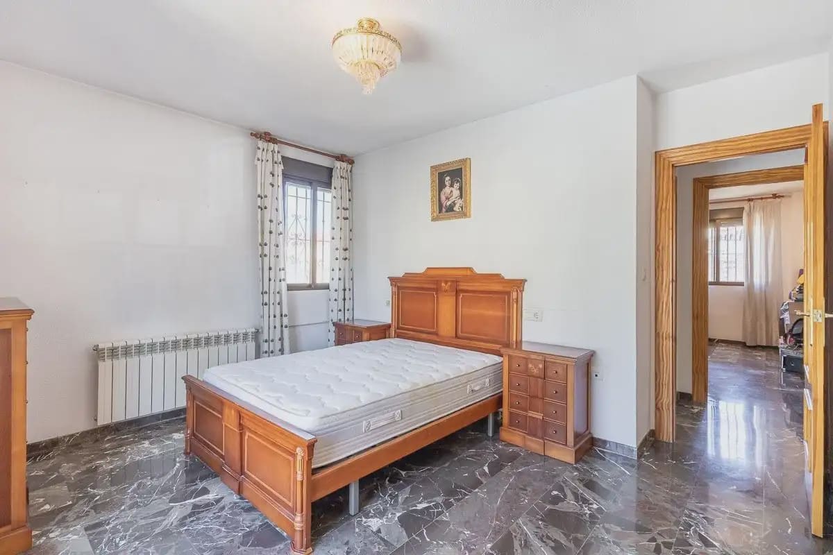 Villa for sale in Ogijares with garage - € 375,000 (Ref: 9837349)