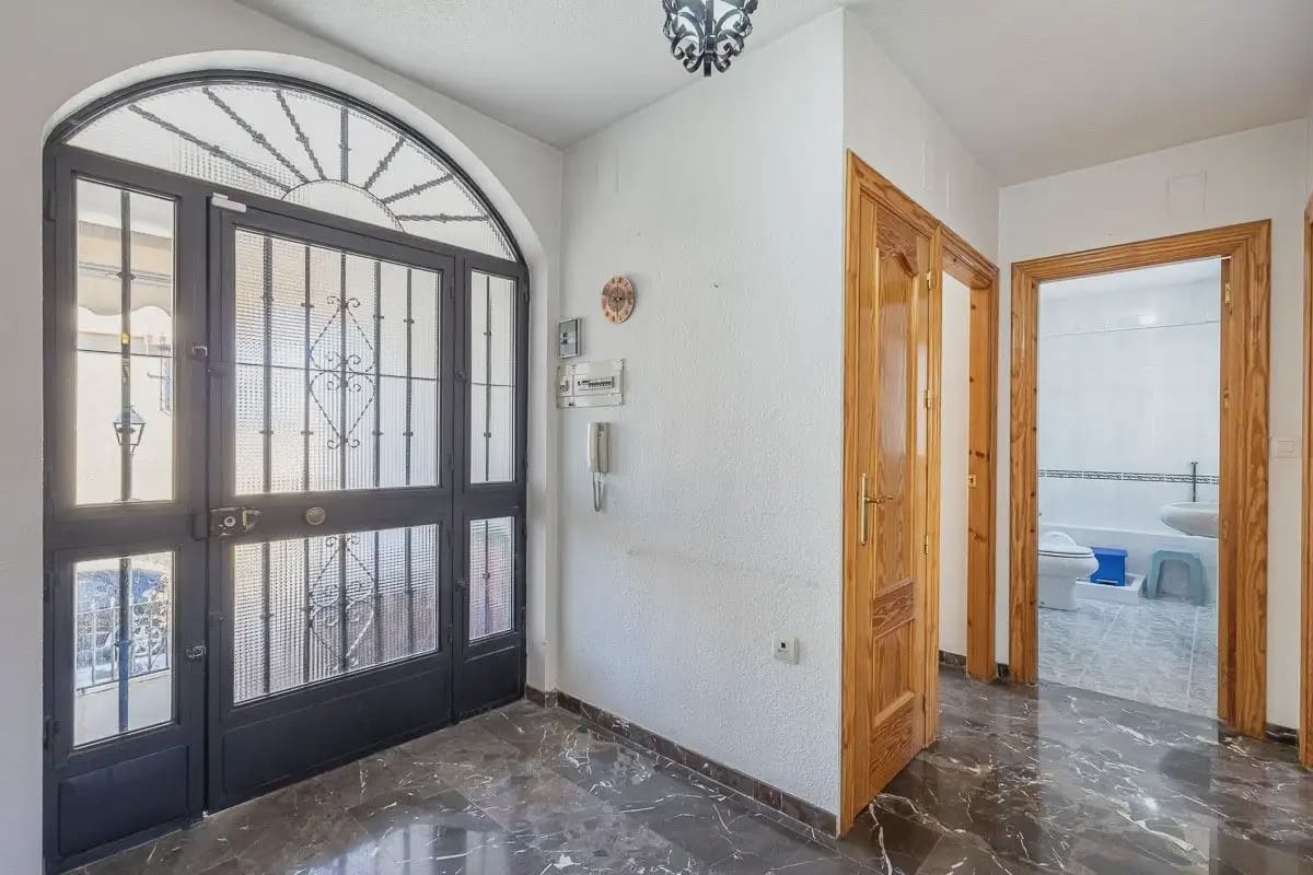 Villa for sale in Ogijares with garage - € 375,000 (Ref: 9837349)