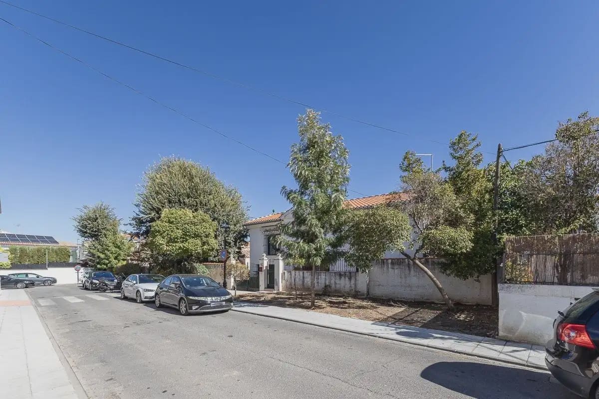 Villa for sale in Ogijares with garage - € 375,000 (Ref: 9837349)