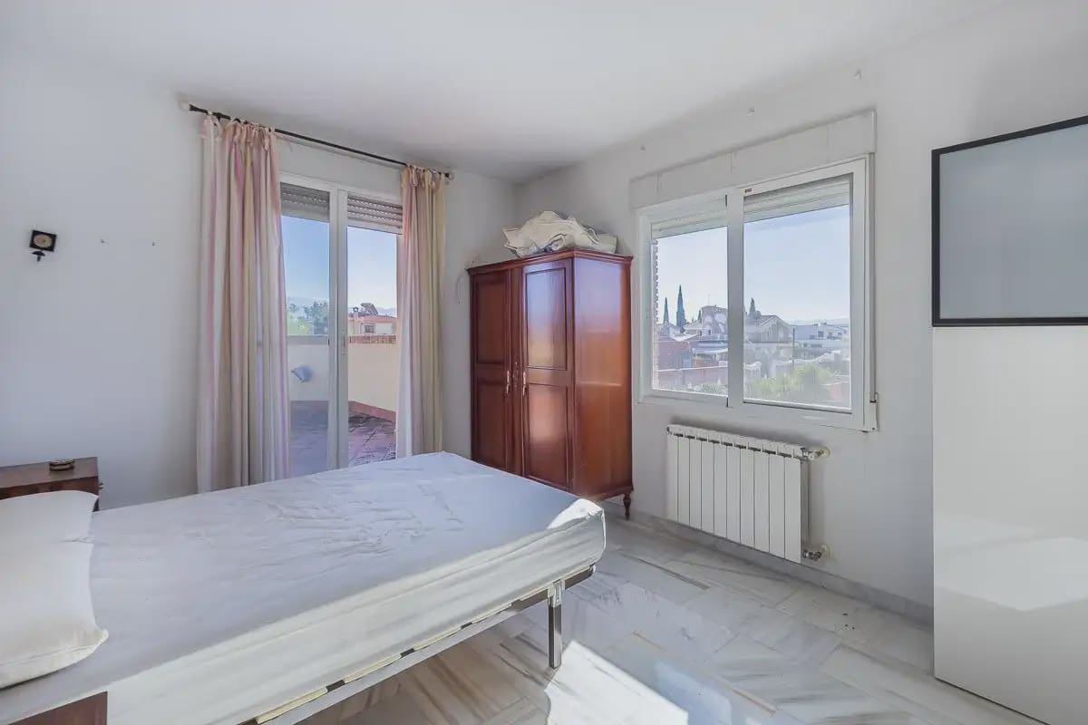 Moradia para venda em Las Gabias com piscina garagem - 515 000 € (Ref: 9837352)