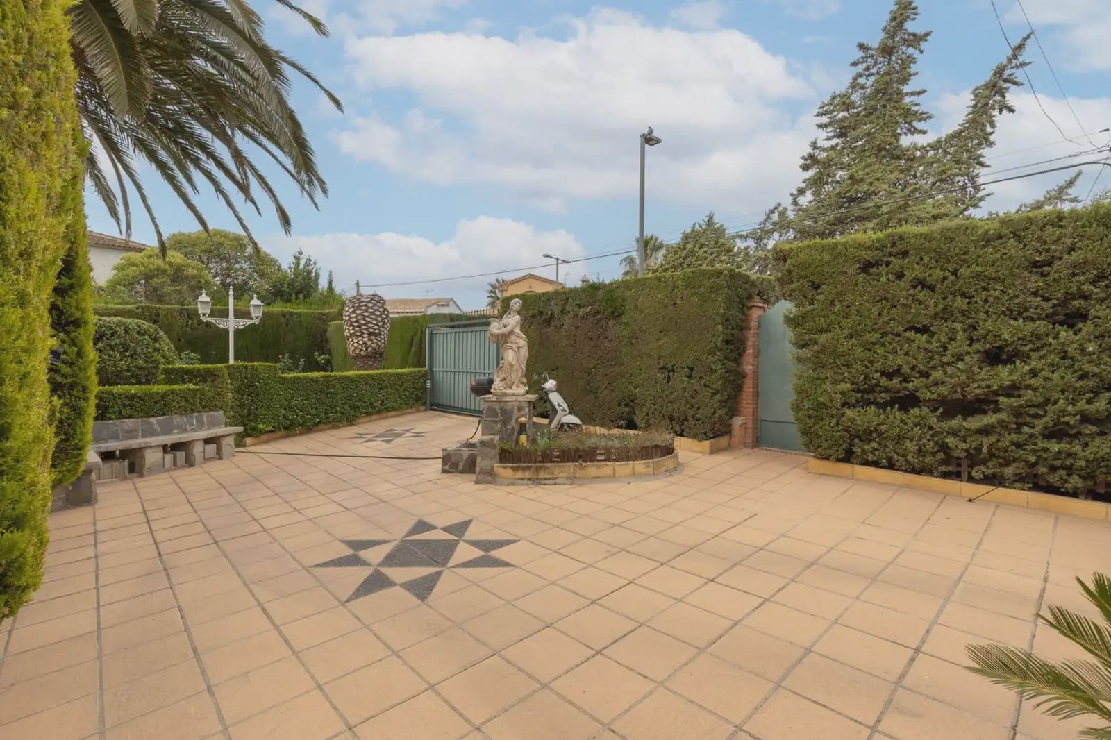 Villa for sale in Otura with pool garage - € 449,000 (Ref: 9837362)