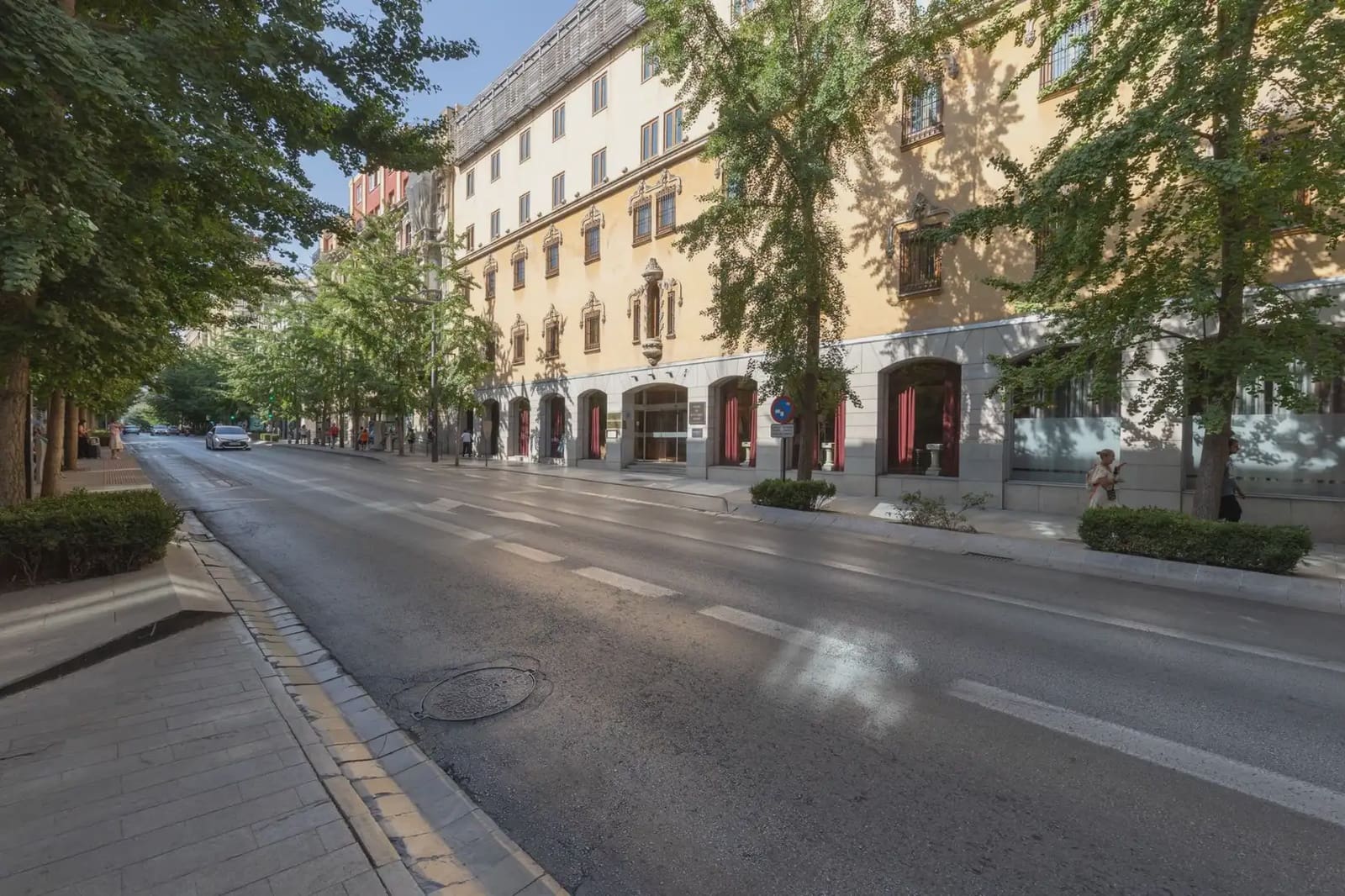 Commercial for sale in Granada city - € 1,500,000 (Ref: 9837367)