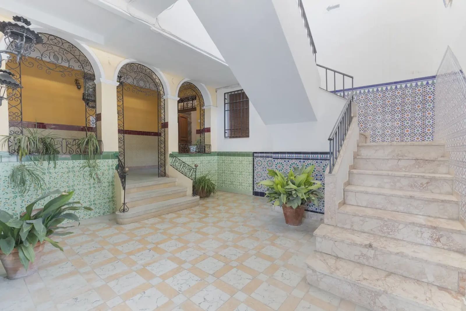 Commercial for sale in Granada city - € 1,500,000 (Ref: 9837367)