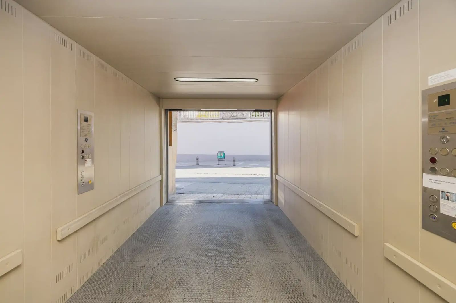 Garage for sale in Granada city - € 60,000 (Ref: 9837369)