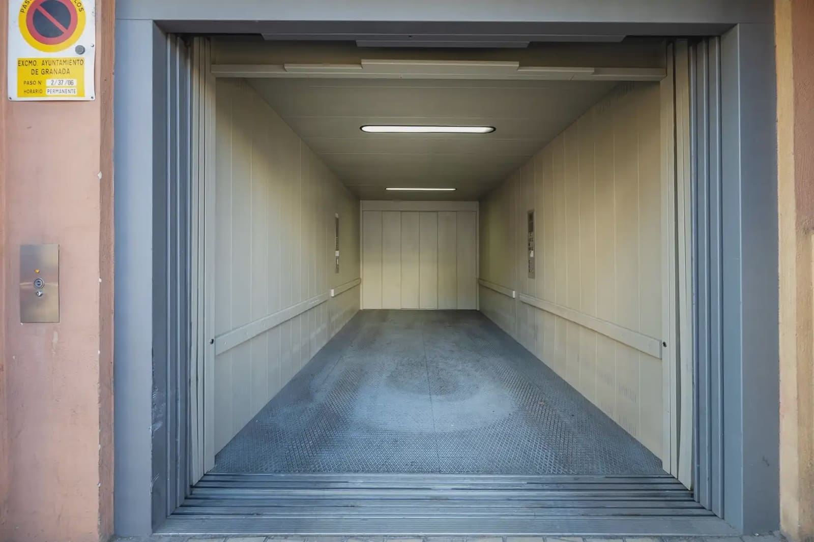 Garage for sale in Granada city - € 60,000 (Ref: 9837369)