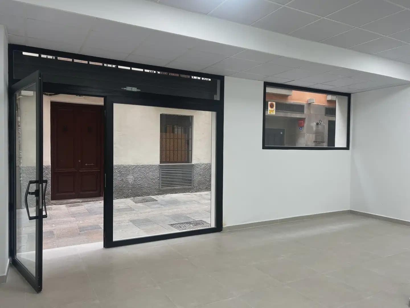 Kommersiell til leie i Granada by - € 2 200 (Ref: 9837374)