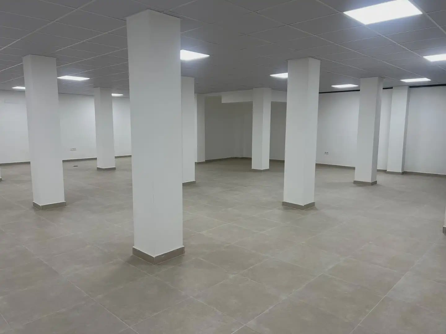 Kommersiell til leie i Granada by - € 2 200 (Ref: 9837374)