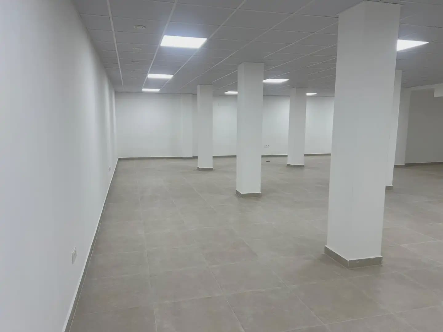 Kommersiell til leie i Granada by - € 2 200 (Ref: 9837374)