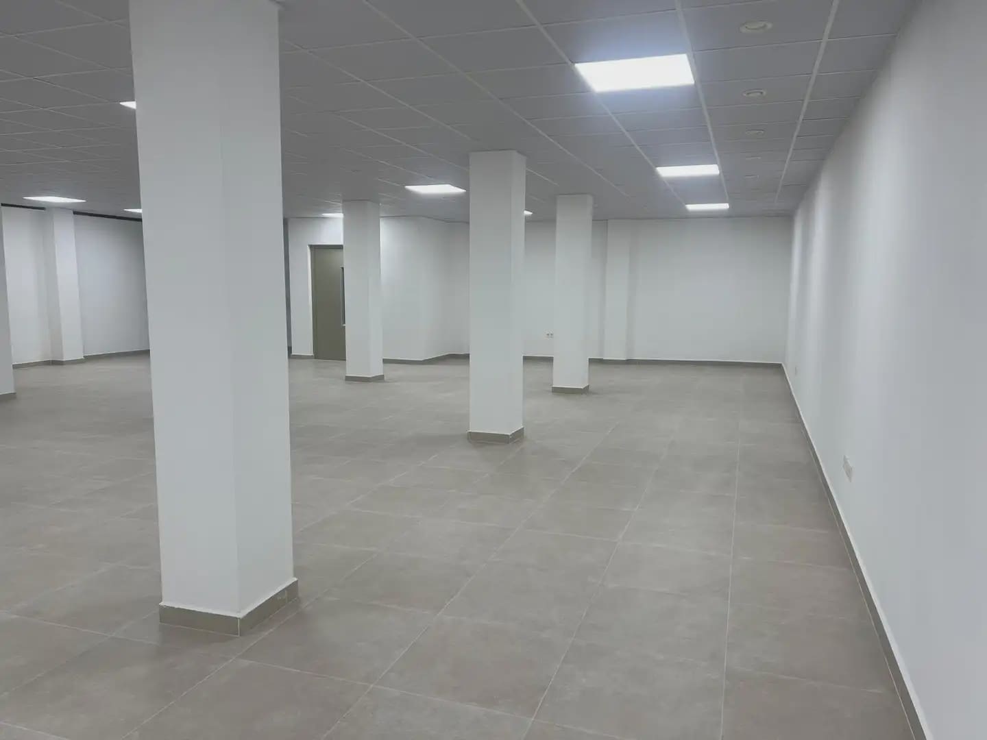 Kommersiell til leie i Granada by - € 2 200 (Ref: 9837374)