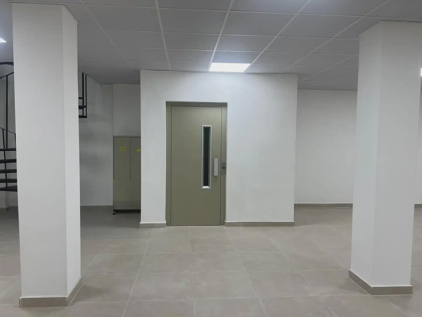 Kommersiell til leie i Granada by - € 2 200 (Ref: 9837374)