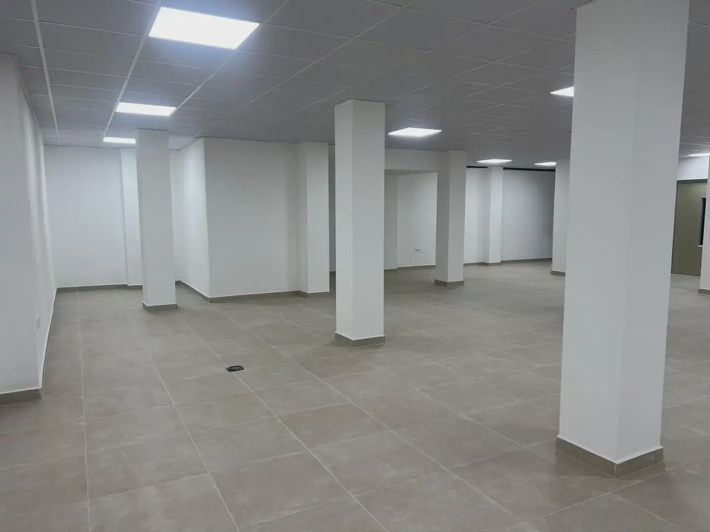 Kommersiell til leie i Granada by - € 2 200 (Ref: 9837374)